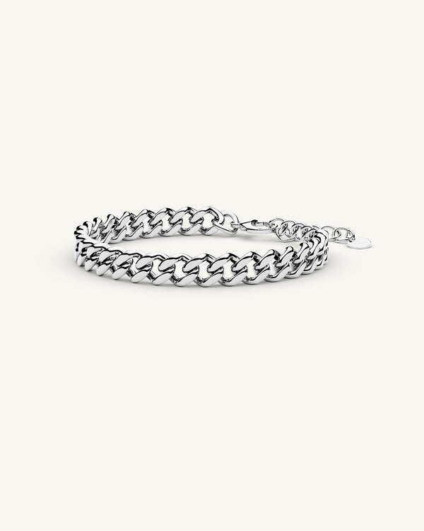 A silver polished stainless steel chain in silver from Waldor & Co. One size. The model is Chunky Chain Polished