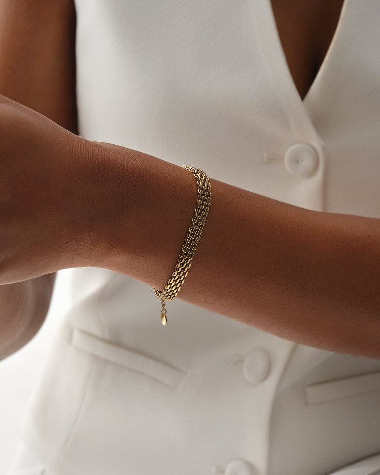 A Chain Bracelet in 14-gold plated-316L stainless steel from Waldor & Co. The model is Essence Chain Polished.