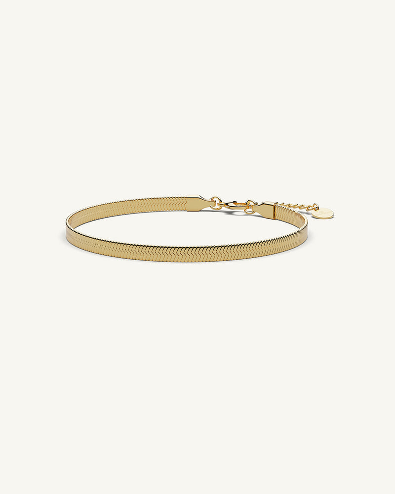 A Chain Bracelet in 14k gold-plated from Waldor & Co. The model is Eze Chain Polished Gold