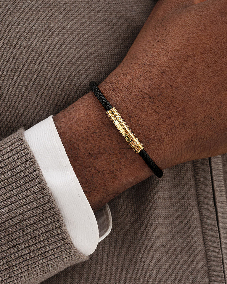  A Leather Bracelet in 14k gold-plated 316L stainless steel from Waldor & Co. The model is Grid Leather Bracelet Polished.