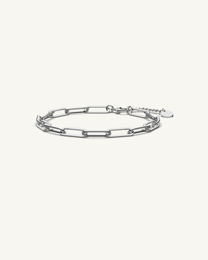 A Chain Bracelet in Silver Polished Stainless Steel from Waldor & Co. The model is Mirihi Chain Polished Silver