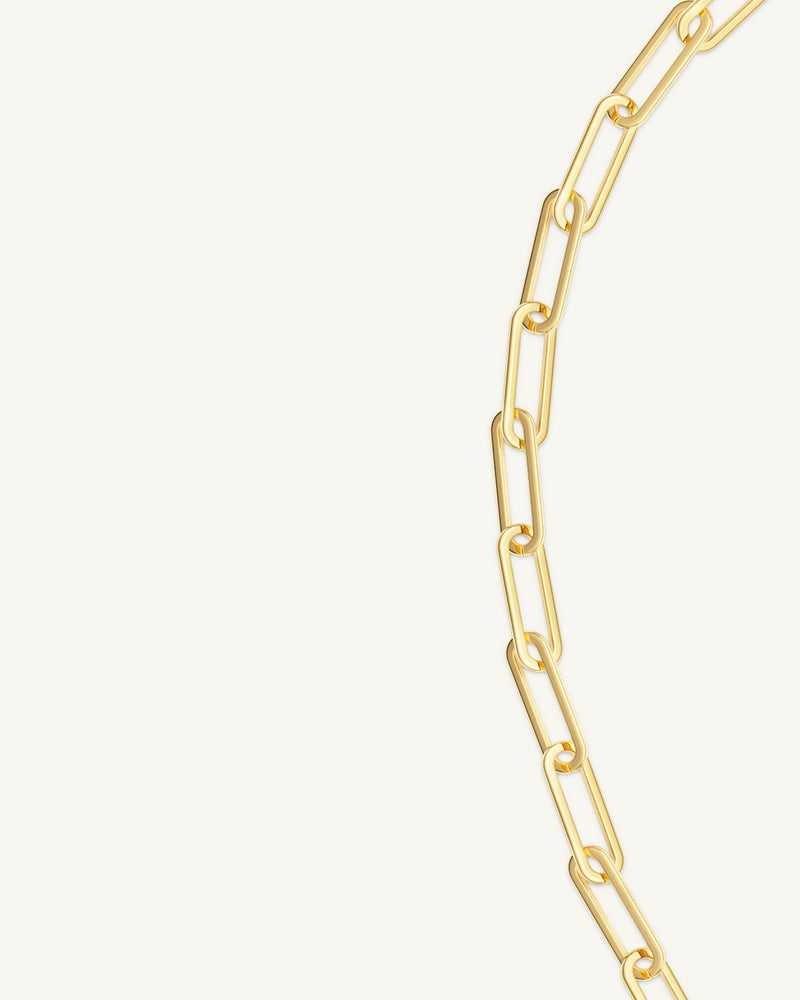 A Chain Necklace in 14k gold-plated from Waldor & Co. The model is Mirihi Chain Polished Gold.