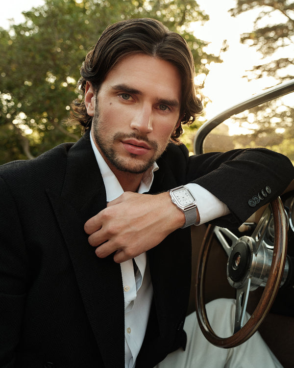  A square mens watch in silver from Waldor & Co. with silver dial and a second hand. Seiko movement. The model is Montel 40 Camogli.