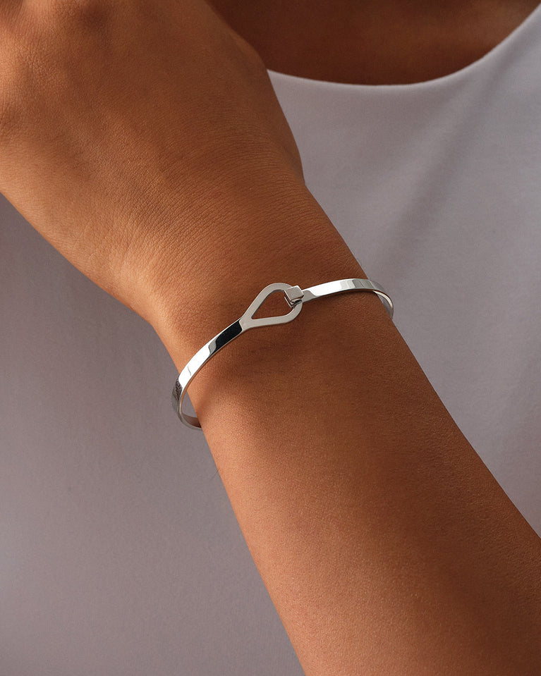 A Bracelet in polished Silver plated-316L stainless steel from Waldor & Co. The model is Signature Bracelet Polished.