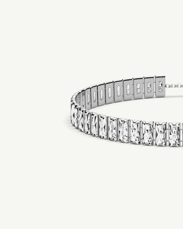 A Chain Bracelet in polished Silver plated-316L stainless steel from Waldor & Co. The model is Talia Diamond Chain Polished.