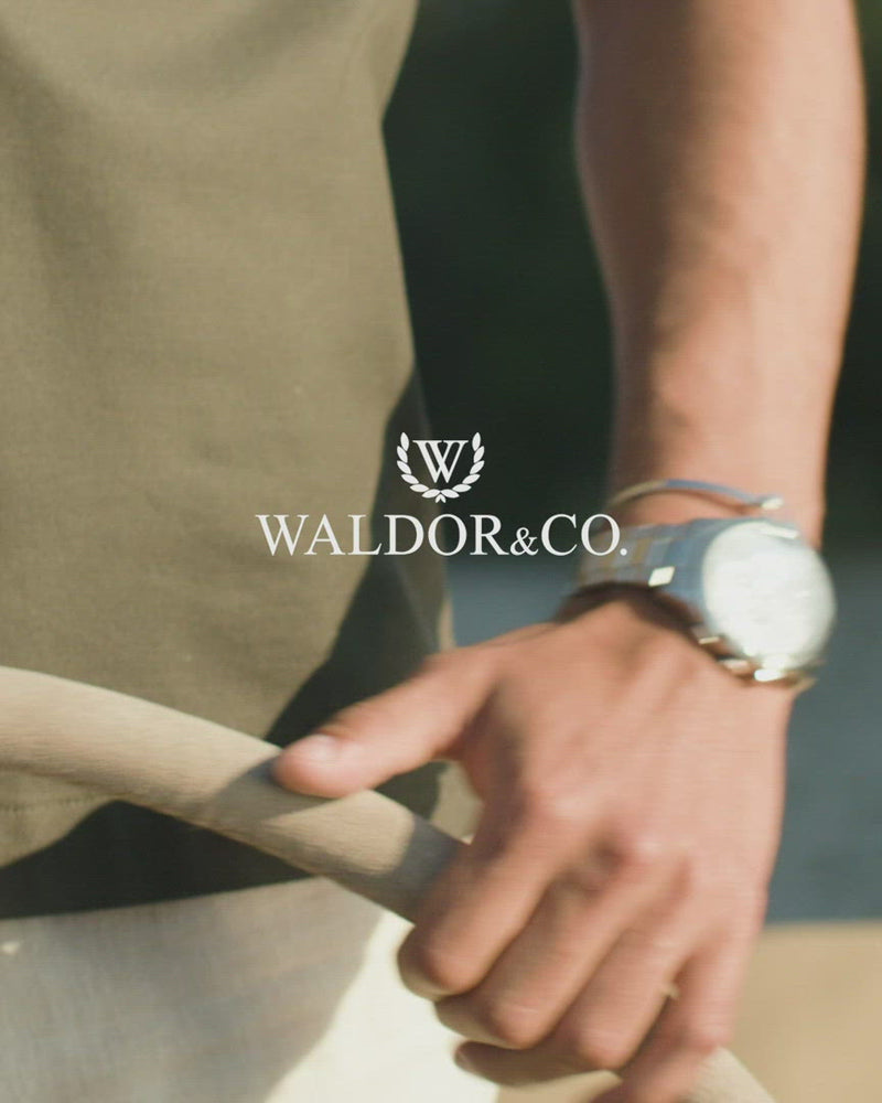 A round mens watch in rhodium-plated silver from Waldor & Co. with black sunray dial and a second hand. Seiko movement. The model is Chrono 42 Capri 42mm.