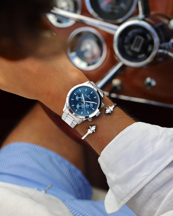 A round mens watch in rhodium-plated silver from Waldor & Co. with blue sunray dial and a second hand. Seiko movement. The model is Chrono 44 Como 44mm.