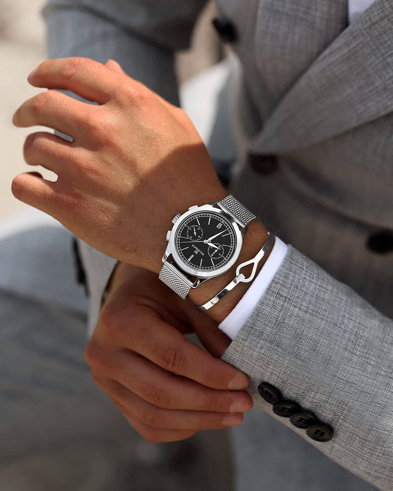 A round mens watch in rhodium-plated silver from Waldor & Co. with black sunray dial and a second hand. Seiko movement. The model is Chrono 39 Sardinia 39mm.